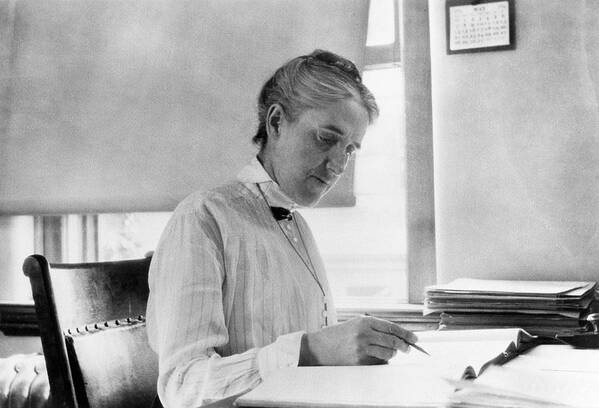 Relación período-luminosidad descubierta por Henrietta Swan Leavitt, es posible calcular con precisión distancias a estrellas Cefeidas. Ondas y Partículas