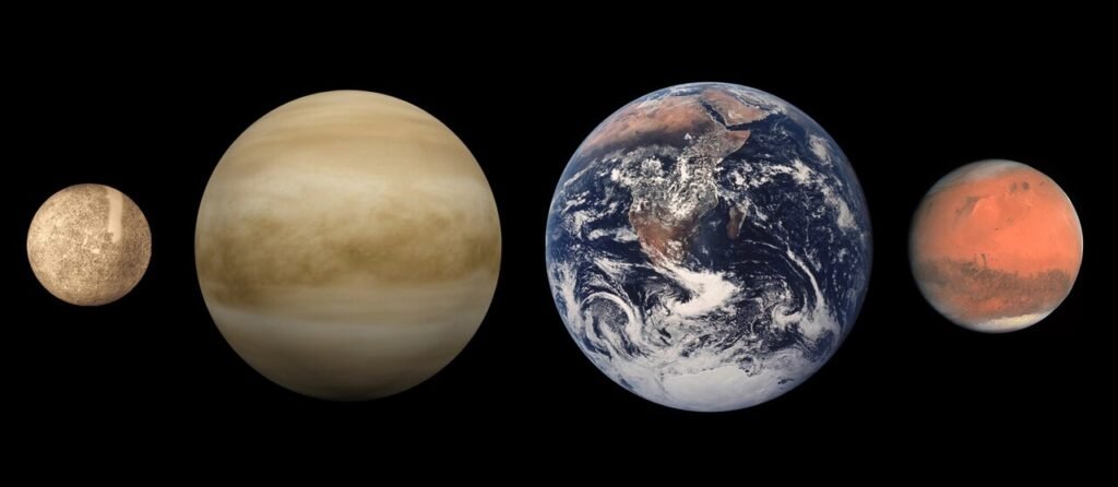 Este diagrama muestra los tamaños relativos aproximados de los planetas terrestres , de izquierda a derecha: Mercurio , Venus , Tierra y Marte