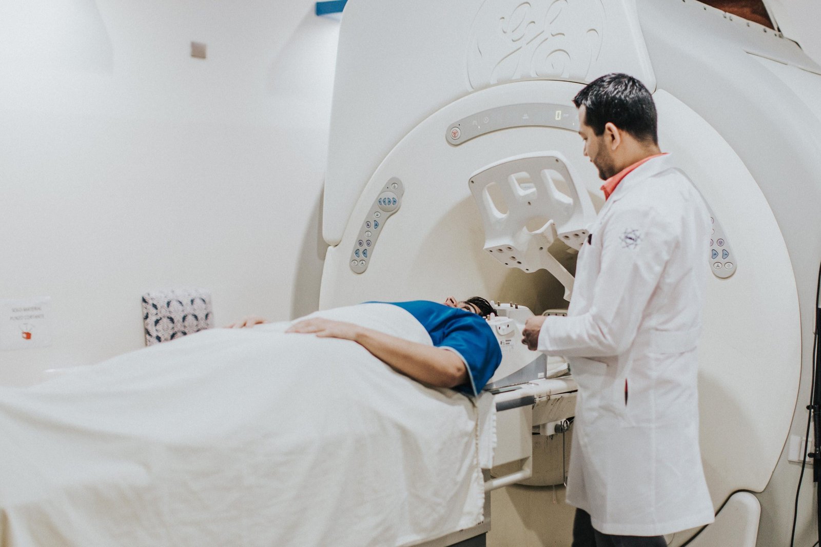 Paciente preparándose para un estudio de resonancia magnética magnética en un hospital