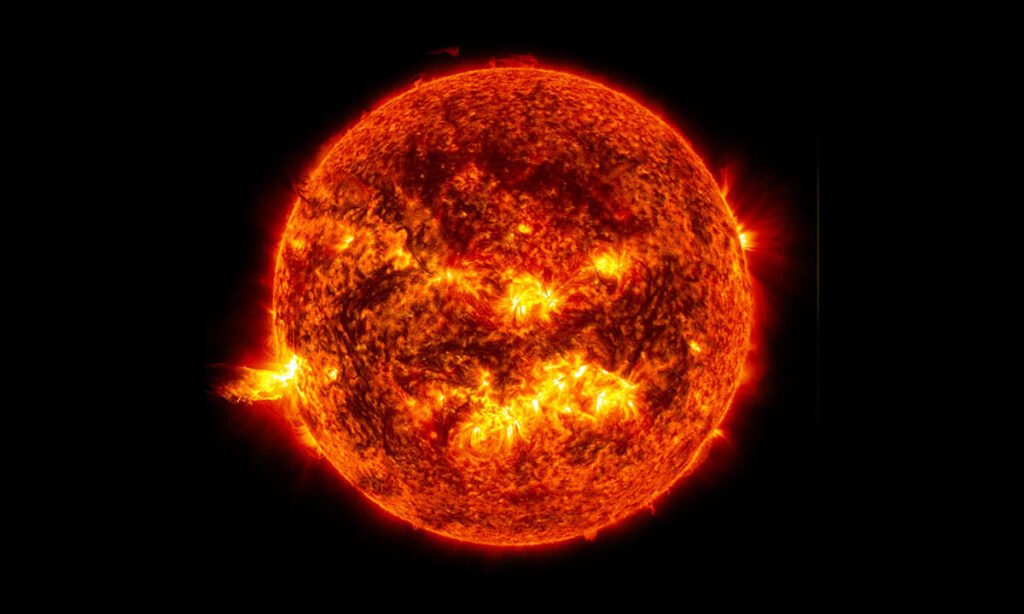 Llamarada solar en el borde izquierdo del Sol captada por el observatorio SDO de la NASA
